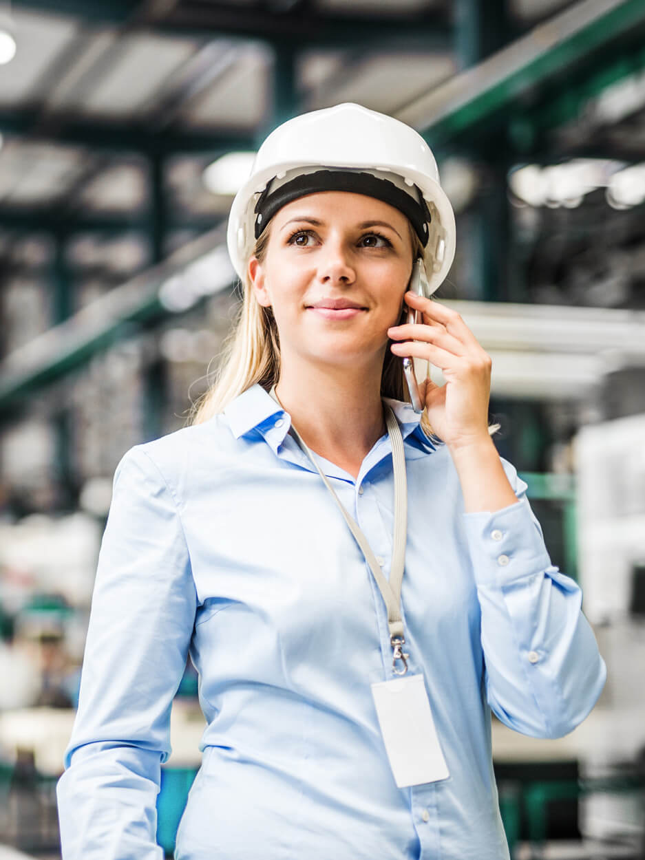 Geprüfter Industriefachwirt (IHK): Frau mit Helm in einer Industriehalle